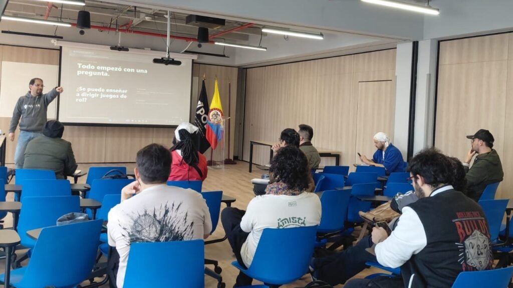 Charla de Máster de Rol en un auditorio, con público sentado frente a una presentación proyectada